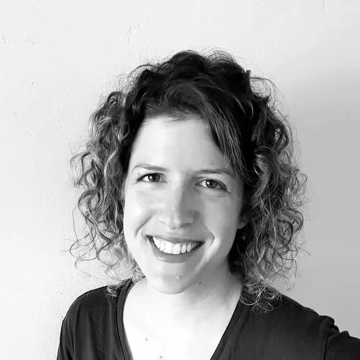 נעים מאוד, אני הדר בן מאור, נשואה ואמא לשלושה ילדים. אני מומחית להתפתחות הילד (M.A בהצטיינות בהתפתחות הילד מטעם אונ' בר אילן) ובעלת הכשרה כפסיכותרפיסטית במשחק - גישה לטיפול רגשי באמצעות צעצועים.

כאשת מקצוע, חשוב לי לספק ראייה אינטגרטיבית, מקיפה, שמשקפת את כל נקודות המבט שאני עוסקת בהן – המישור ההתפתחותי, המישור הפסיכולוגי, והמישור הרגשי. בתחום המקצועי שלי אני מטפלת במשחק בילדים באופן פרטני וגם בקבוצות טיפול במשחק, יועצת להורים בנושאי התפתחות הילד ובנושאים הוריים שונים, ומעבירה הרצאות וסדנאות להורים לתינוקות, פעוטות וילדים בנושאי התפתחות בגילאי 0-24 חודשים, וכן סדנאות לחיזוק הקשר בין הורים לילדים, להעלאת המודעות הרגשית בקשר ולעידוד ופיתוח ההתפתחות הרגשית של הילדים.

אפשר למצוא עוד טיפים וידע שאני מפרסמת באתר שלי:
www.hadarbm.com
כאן בפייסבוק:
www.facebook.com/hadarbenmaor
ובאינסטגרם:
https://www.instagram.com/hadar4parents/